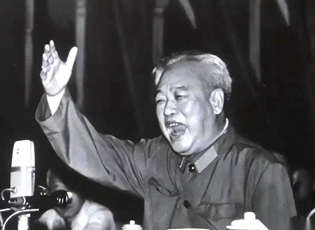“他当了大官，就不认我这个弟弟了！”
这是1983年，开国中将余秋里回乡，他亲弟