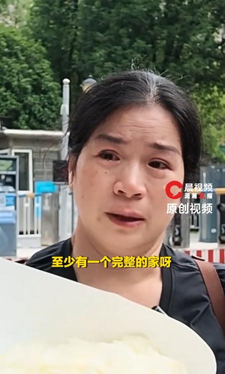 泪目了！近日，一名23岁小伙走了，捐出全身器官救了7条人命。今天火化，妈妈一个人