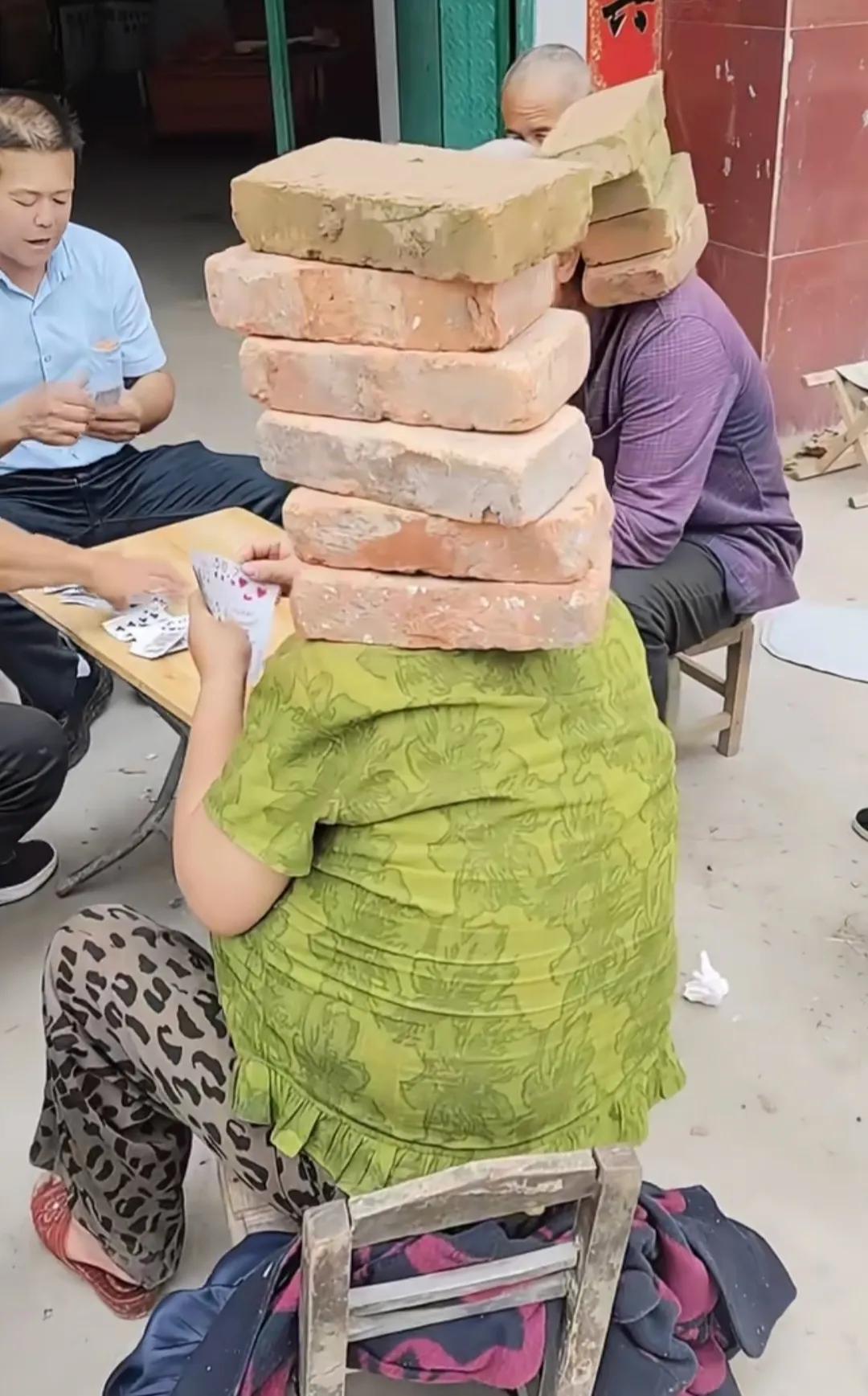 打个牌还压这么多砖，这是哪里的习俗？