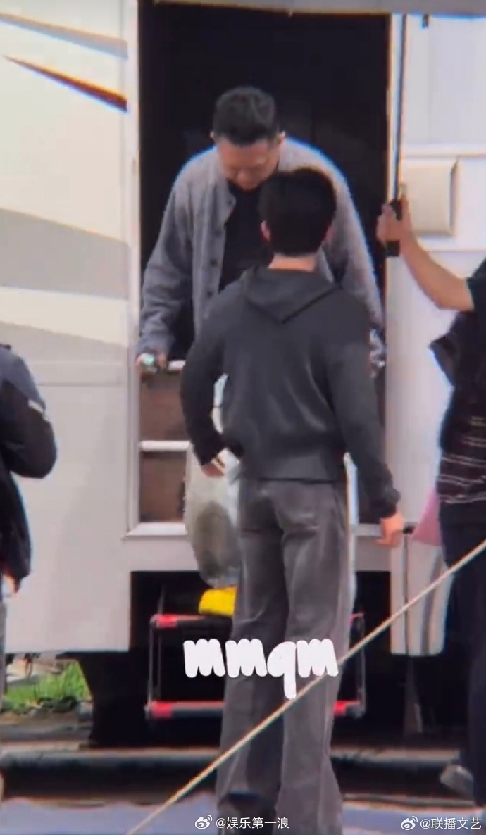 花少导演探班了王星越 怎么个事？