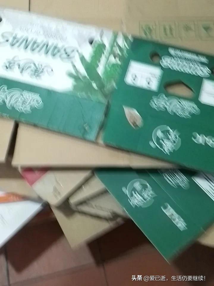 卖废品纸箱子丢人吗?不丢人！凭自己的双手和付出的劳动获取相关报酬，是光荣的！不丢