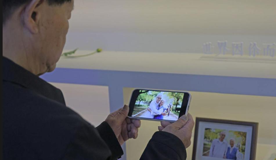 有网友尝试之后，结果没绷住当场泪流满面。
……
……
不少陵园和平台推出 “赛博