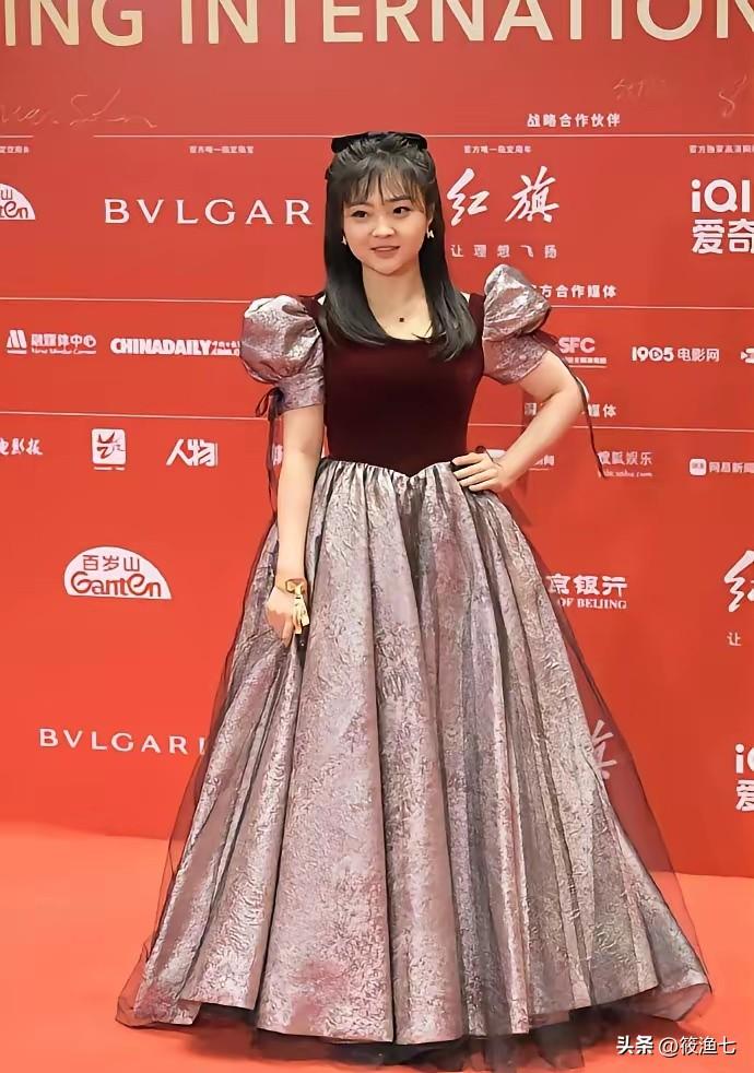 林妙可就像长不大的小孩
身高没长多少，模样感觉也和小时候一模一样，若非说有变化的