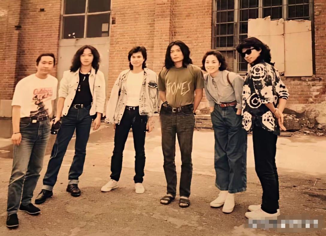 拍这张照片的时候，不知道王菲是不是已经是窦唯的女朋友了。其实这张照片好有年代感，