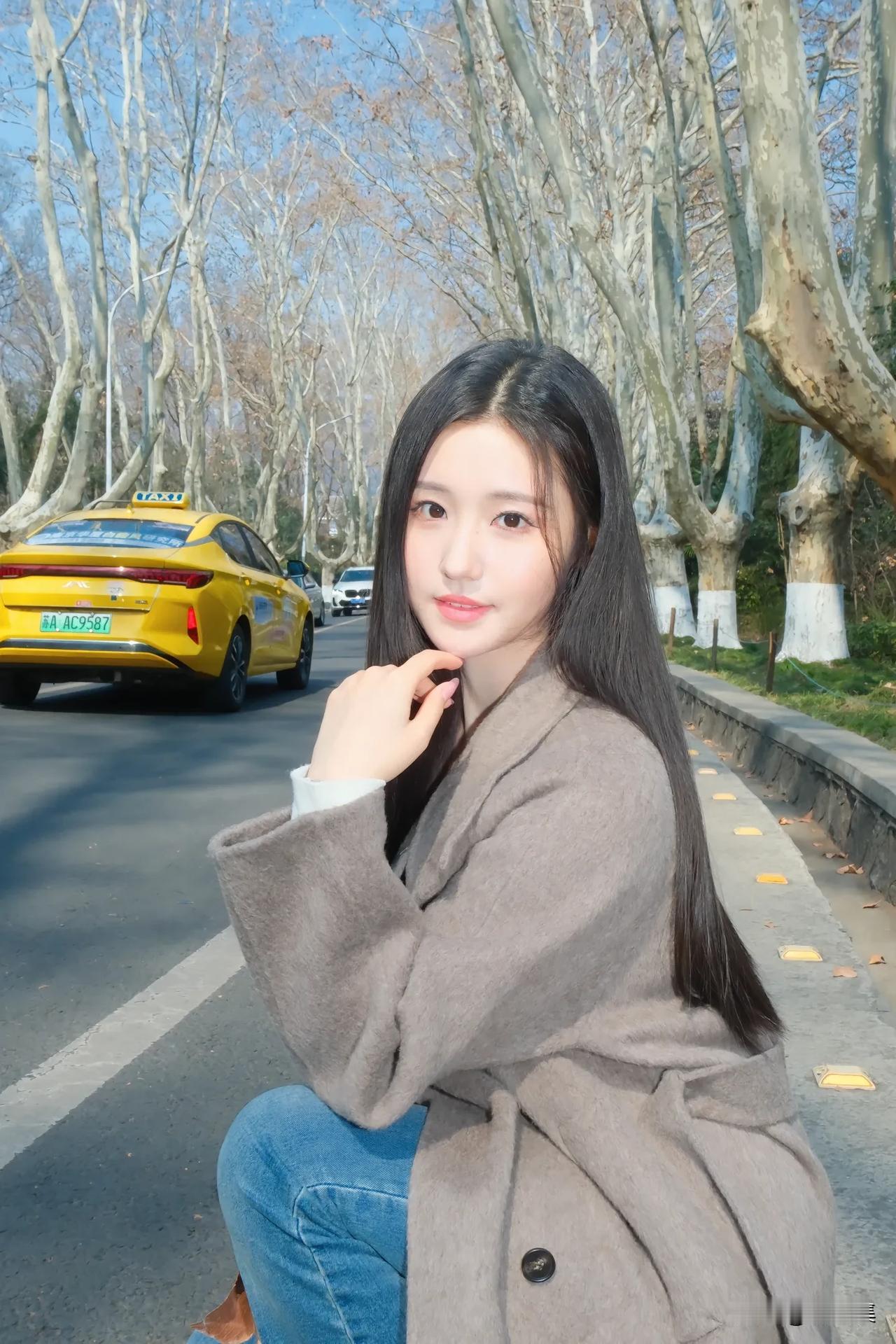 阳光下的少女，温柔如春日暖阳。