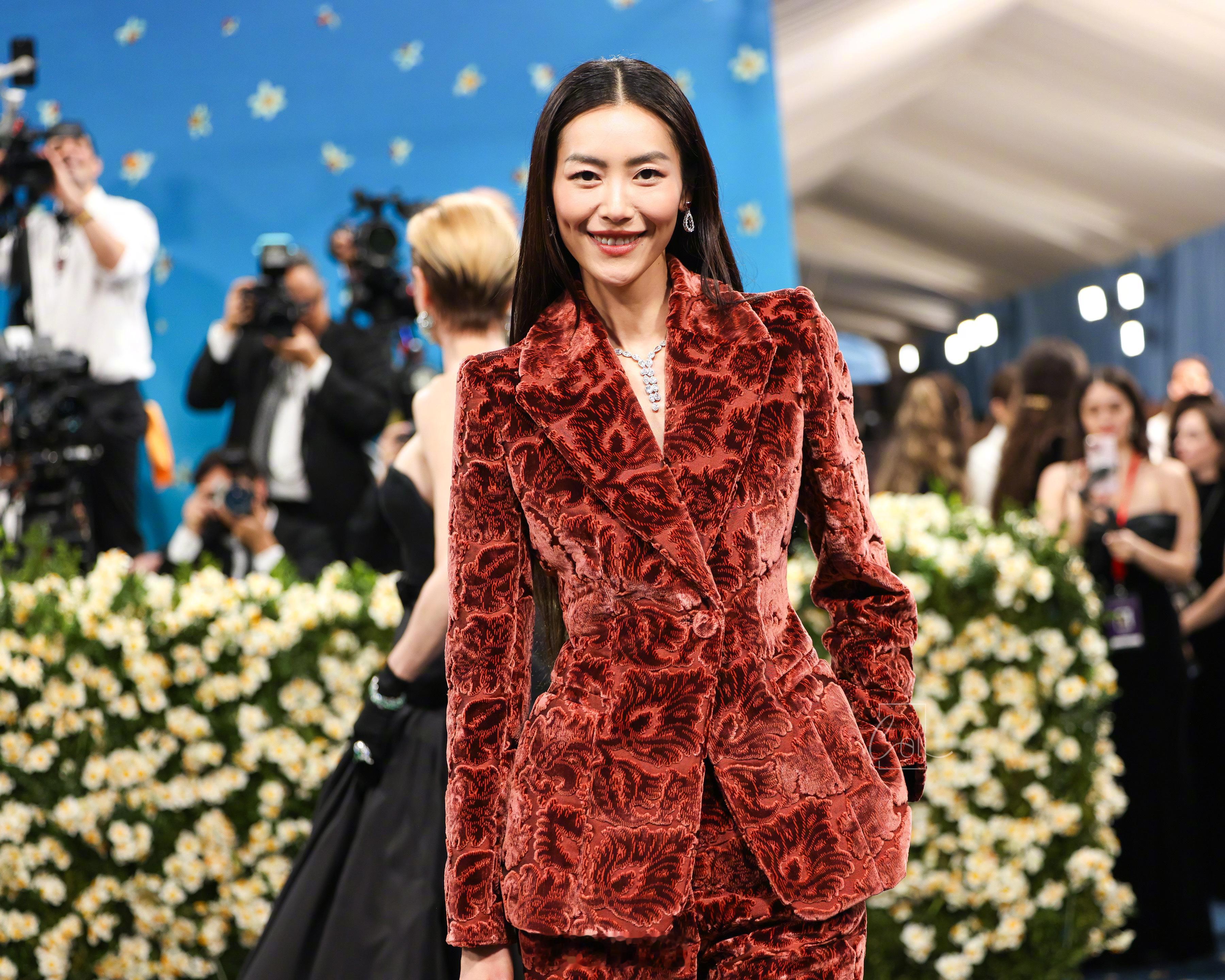 刘雯[超话] in custom BURBERRY at Met Gala 20