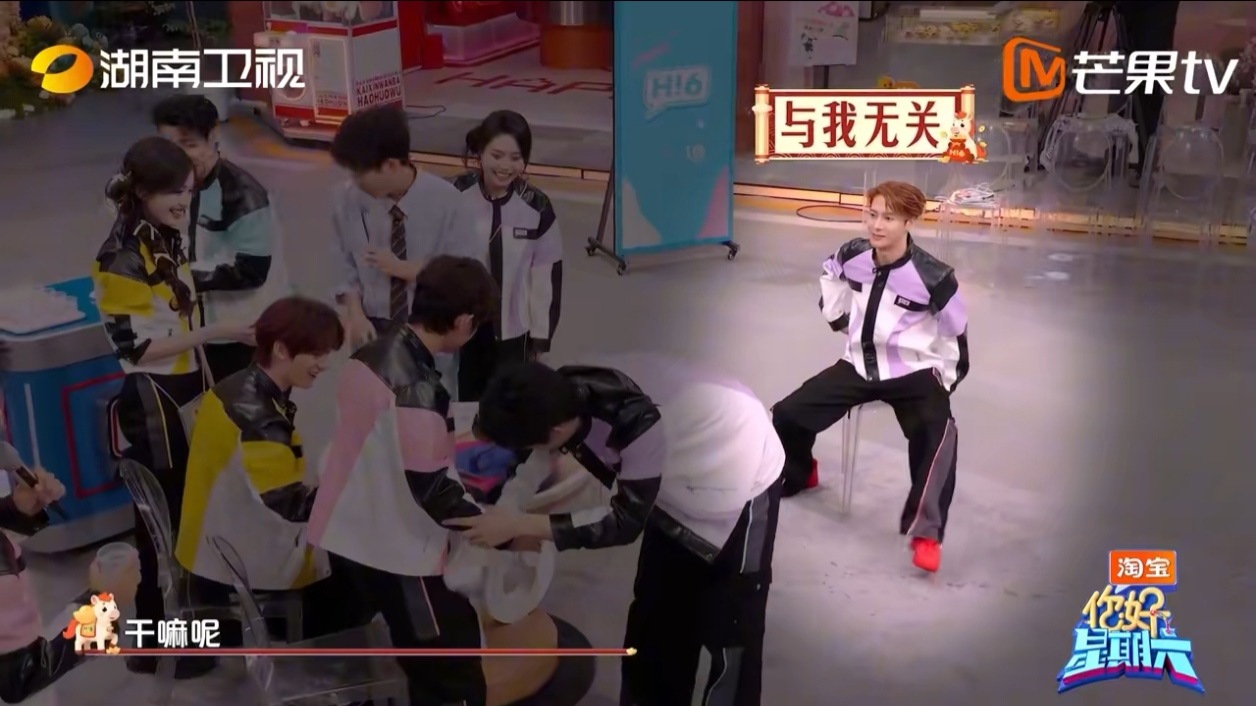 一秒变乖巧！陈飞宇这手足无措的小表情，瞬间被萌化。陈飞宇好像做错事的小孩你好星期