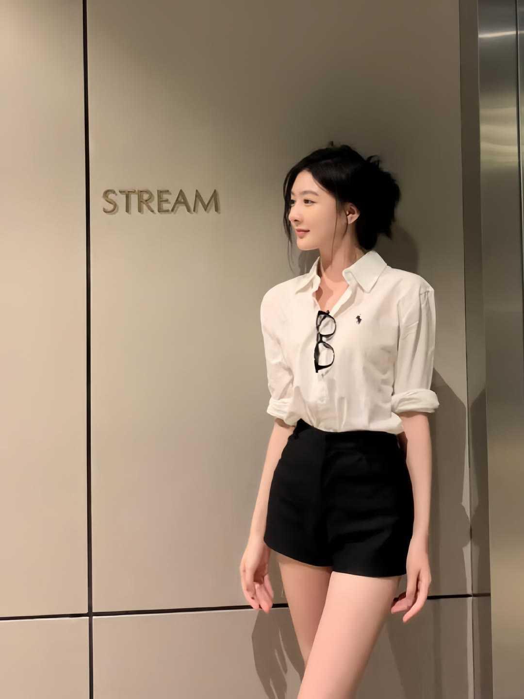 简约高级的穿搭范本低饱和色系是高级感的底色，利落剪裁勾勒松弛线条。白衬衫配黑短裤