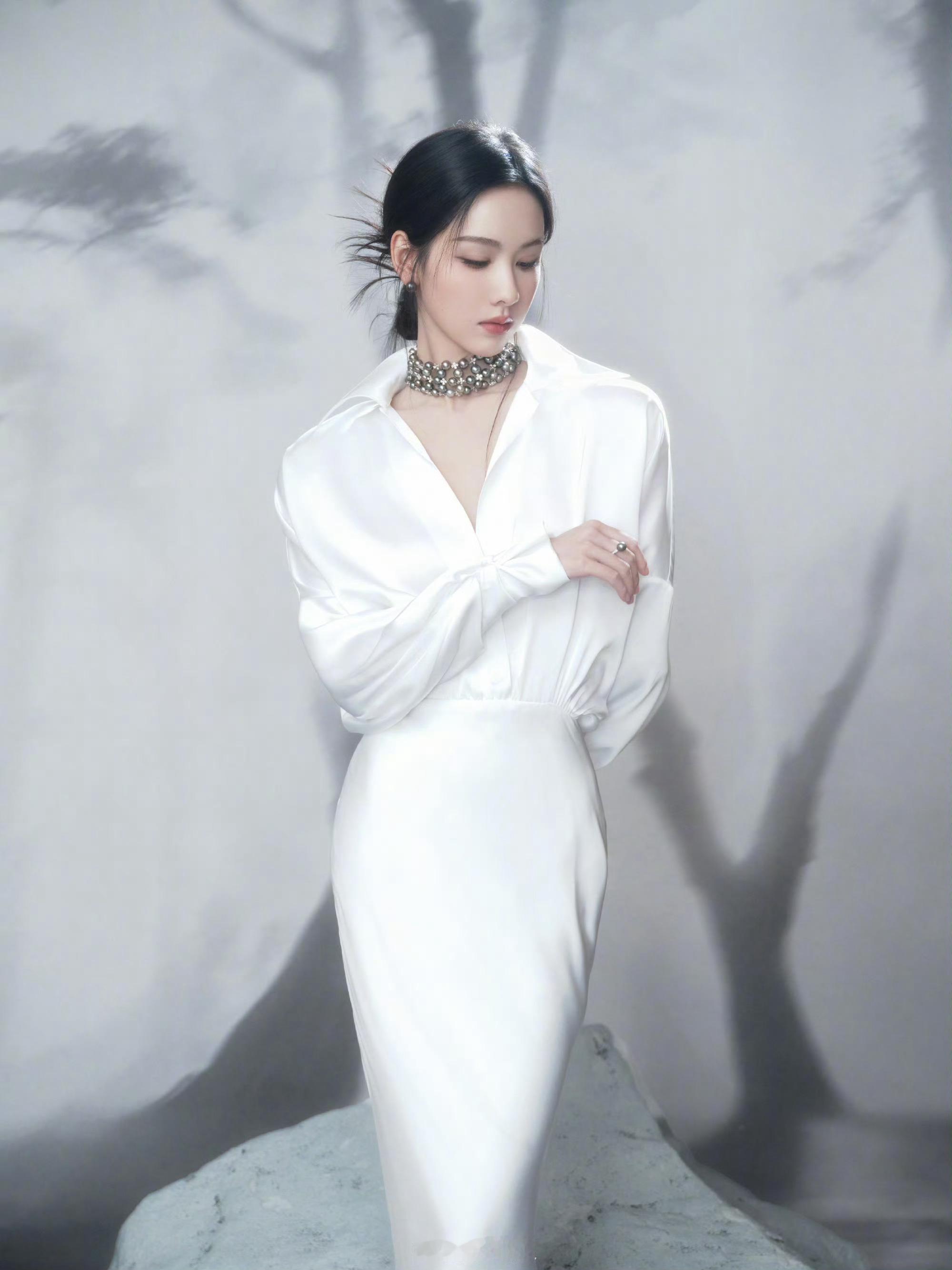 陈都灵戴了好多珍珠国剧盛典造型来啦此女神女来的，宽松衬衫和鱼尾裙与素白的背景板相