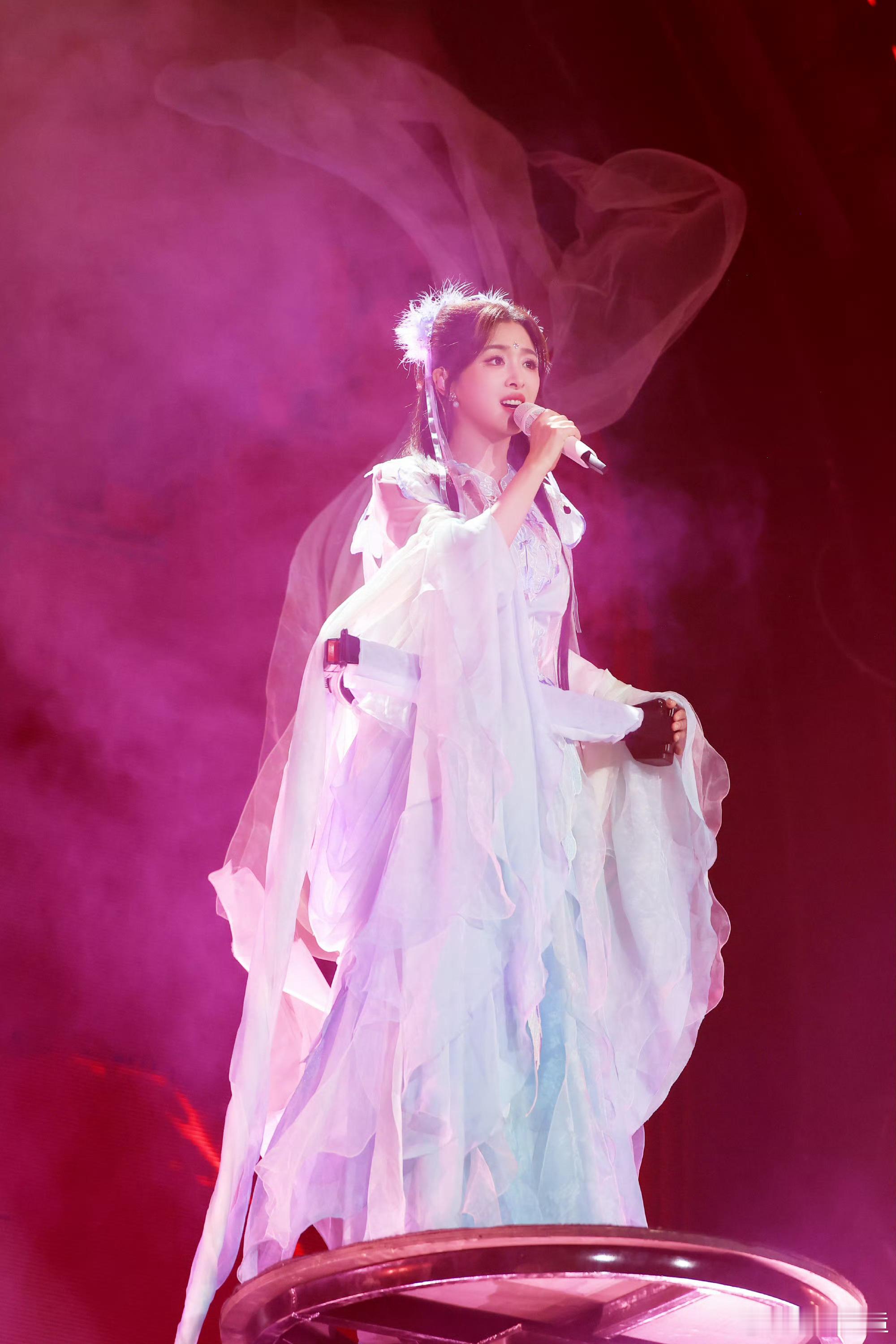 张含韵挽剑花是仙山来的吧哇，张含韵这次上海的造型太仙了，好像仙境中的仙子下凡到人