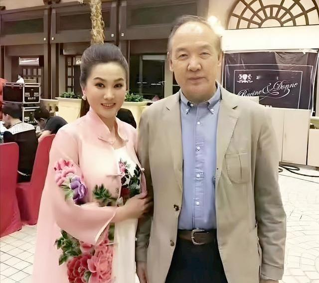 吴钢，1949年生于北京，是评剧大师新凤霞、剧作家吴祖光的长子，知名旅法摄影家，