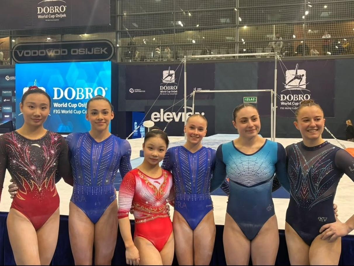 捡到了一张资格赛第一天高低杠同组的合照 