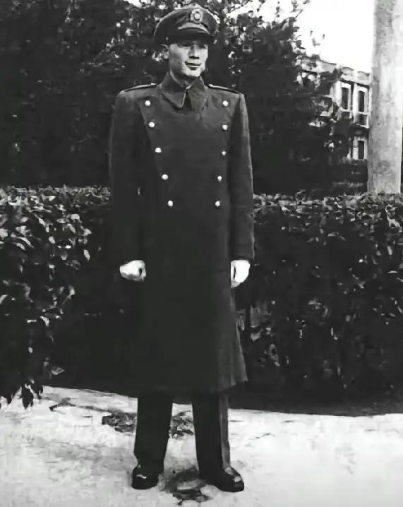 蒋校长的“龙头侍卫官”钱漱石的一张老照片，他因为是浙江人，又是黄埔军校十四期的背