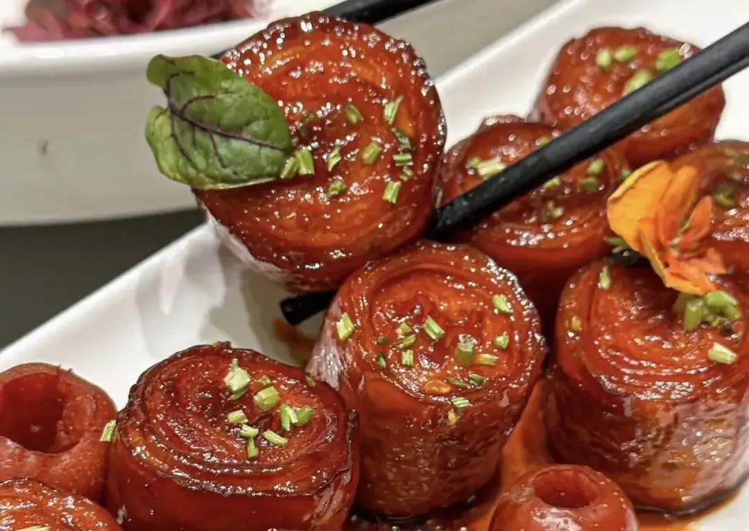 老外对中国人吃大肠很不理解，他们认为大肠是装屎的东西，关键是中国人还不舍得使劲洗