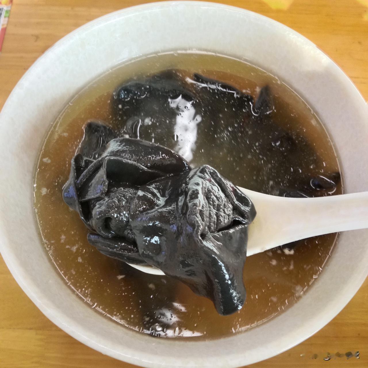 在上海尝过不少种类的馄饨，唯独没吃过这种黑如碳墨的馄饨。你们知道这是什么馄饨吗？