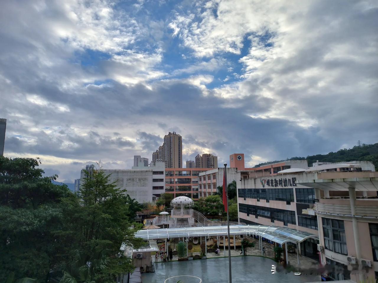 新雨洗尘埃
骄阳破雾霭