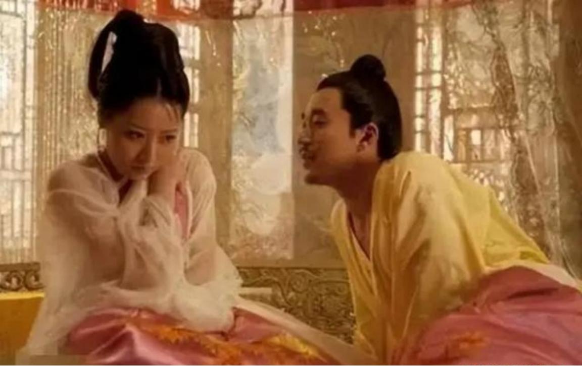 古代夫妻行房事时，为何总有丫鬟守在床边，他们不觉得尴尬害羞吗？背后原因竟如此让人