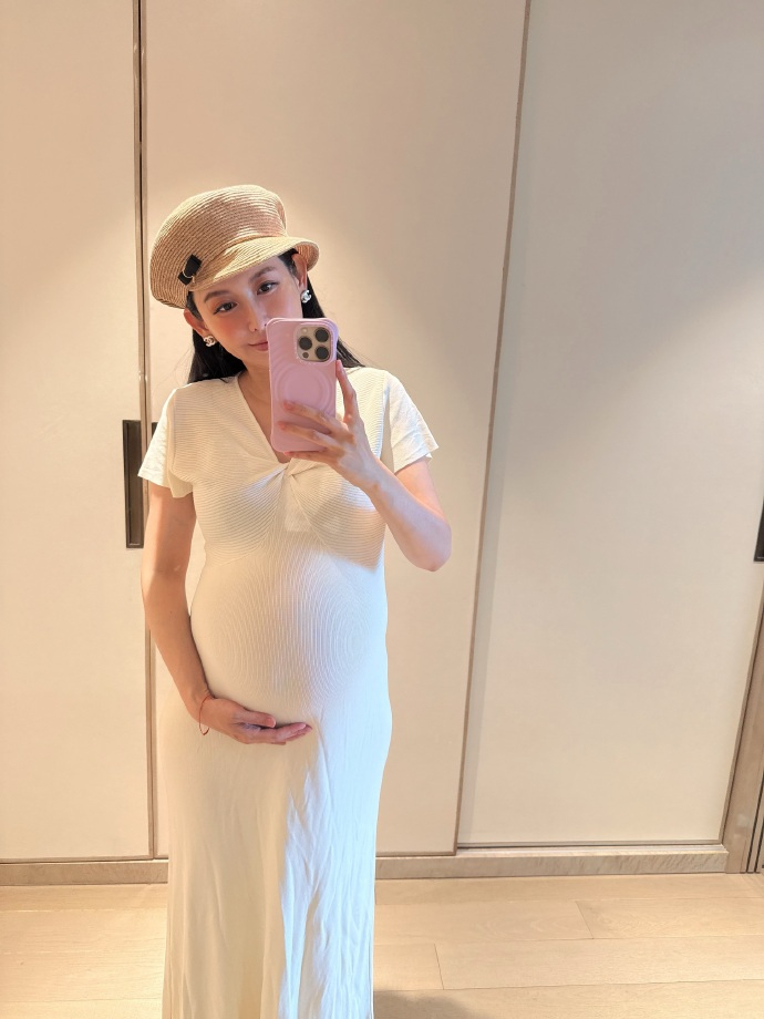 蝴蝶姐姐二胎孕照 蝴蝶姐姐晒出二胎孕照。 