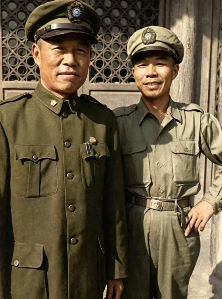 下图为其在淮海战役（徐蚌会战）期间的历史留影！与之合影的是谁呢？有大神认识不？