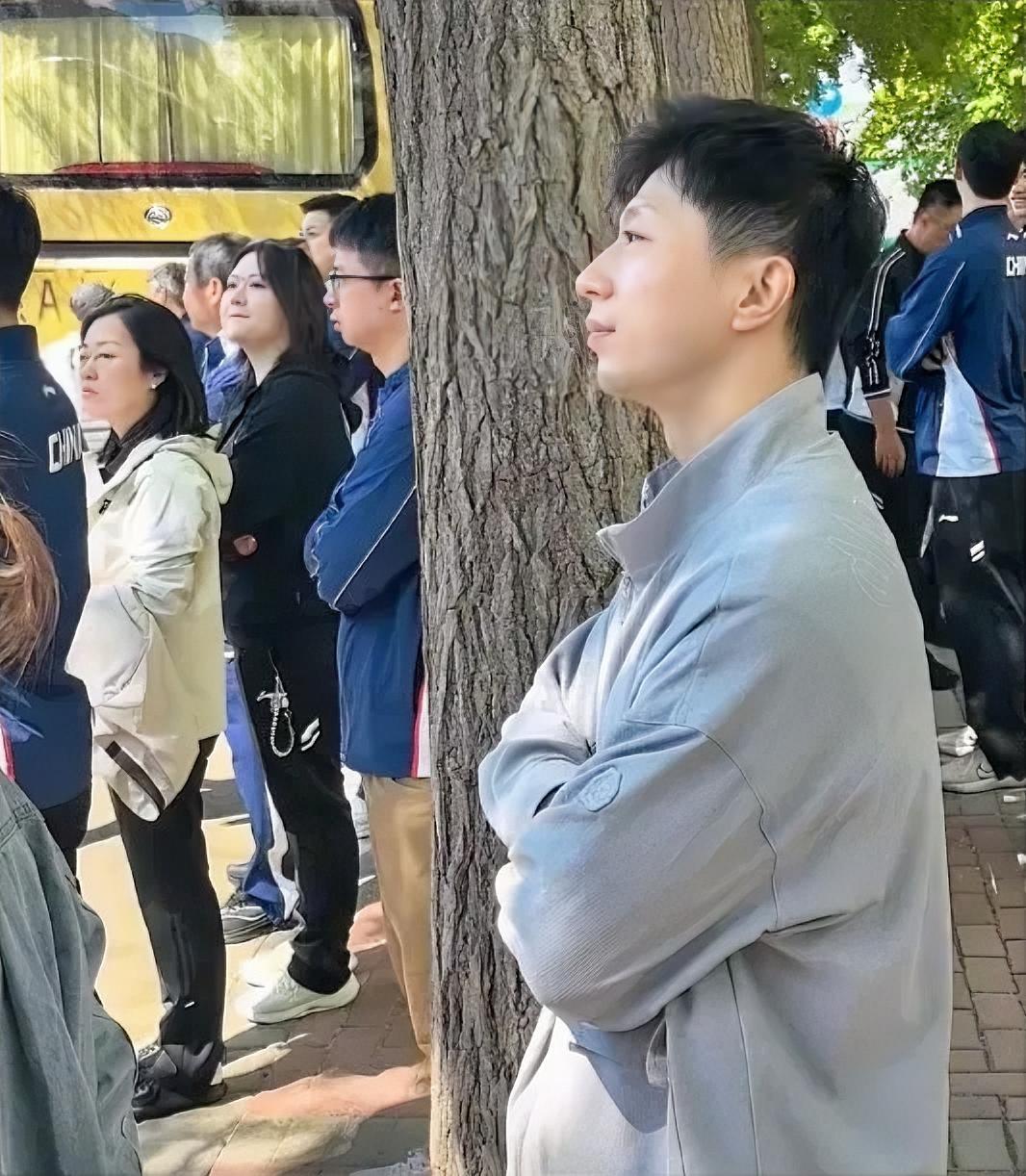 国乒出征伦敦，马龙像极了送考的家长！

刷到马龙送国乒出征的视频，心里一下子就被