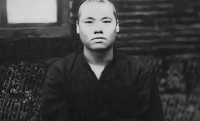 1941年，神偷“赛狸猫”藏在洞房天花板上，等新郎半夜外出撒尿，他“哧溜”一下钻