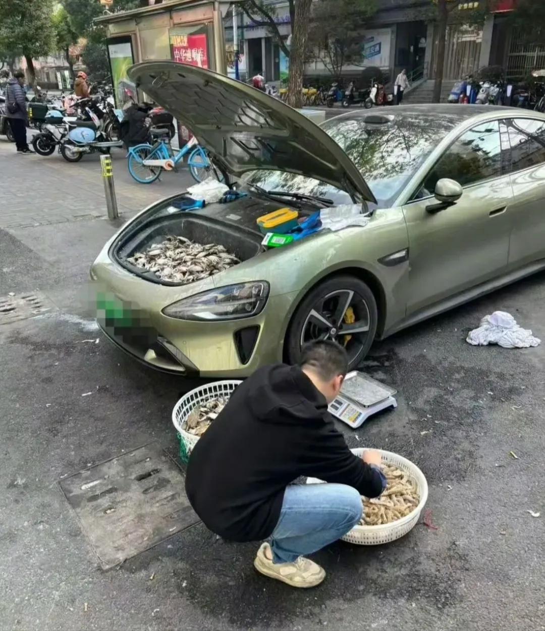 头回见用这车摆地摊，远处没看清卖的啥东西？凑近一瞧愣住了！