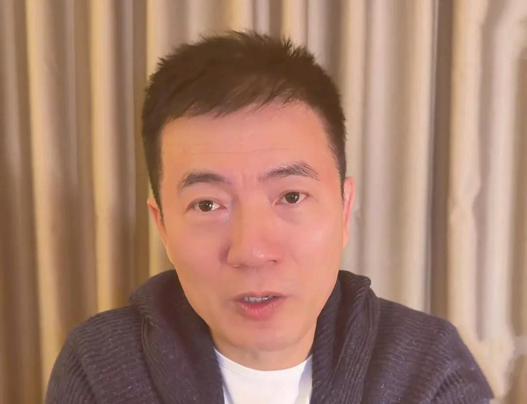 解说员黄健翔认为，国足不能再打龟缩防守的战术，这样会失去未来！
前央视解说员黄健