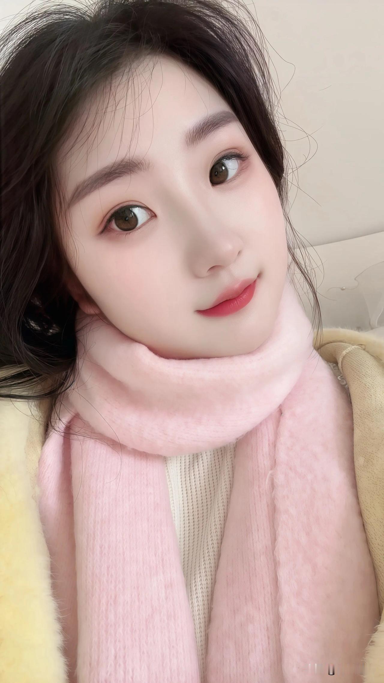 闺蜜歪头托腮的样子也太乖了吧！眼尾带着点软意，整个人都冒着温温柔柔的粉调，像冬日