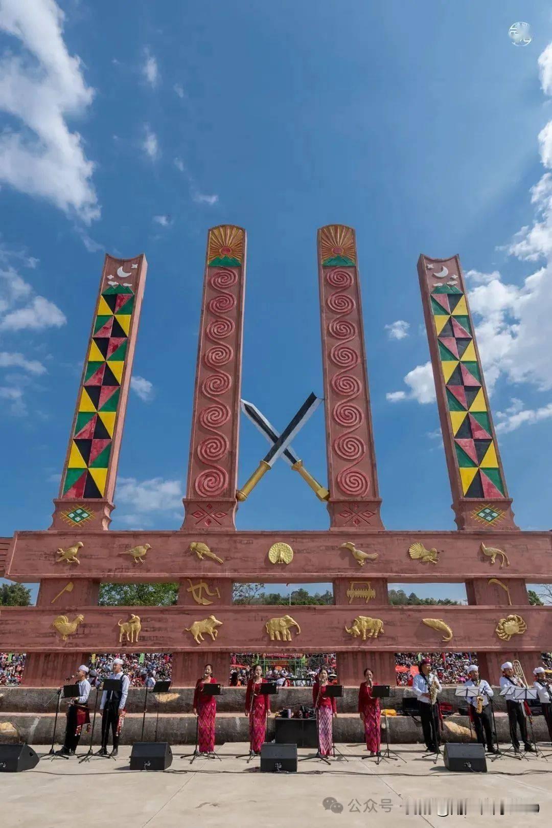 目瑙纵歌的前世今生和来龙去脉

最近在网络上非常火爆的目瑙纵歌，场面宏大，气势非