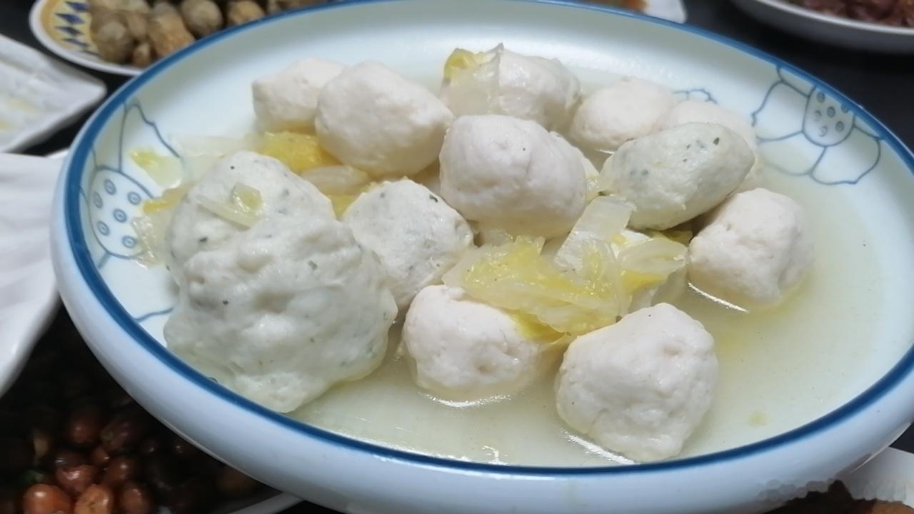 邵总邀至张总家宴。翠茵如洗，大鲍凝脂，紫螯堆黄。月移西阁，露重深。 上海·大都会