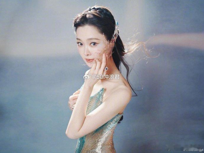 宋轶裙摆叠了几万层 这身造型把宋轶的清冷感衬托到了极致，渐变闪片加上层层薄纱。走