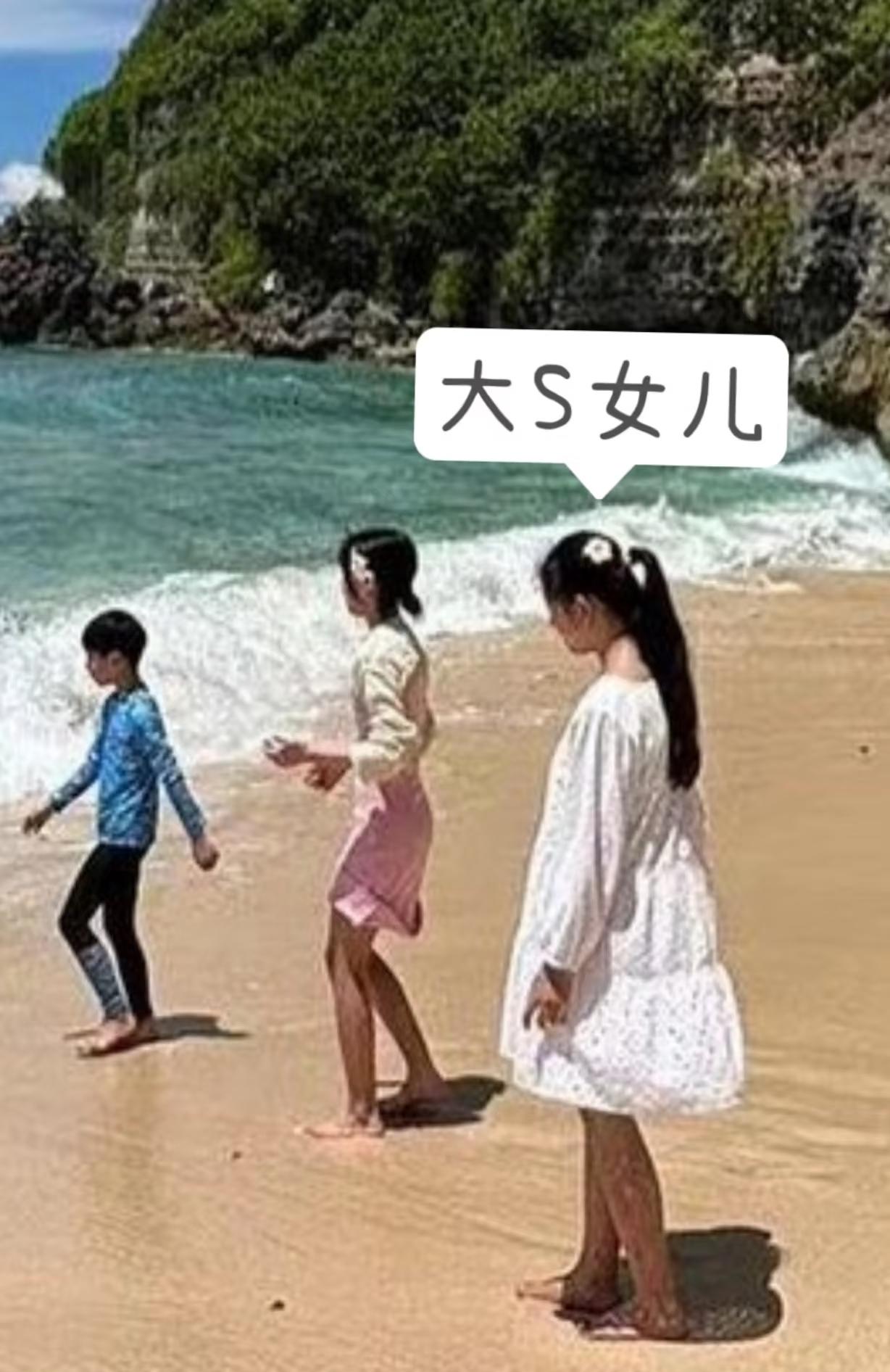 人家现在天天去国外，总比跟外婆一家好吧。至少人家有个有钱的爸爸和奶奶，当初跟着妈