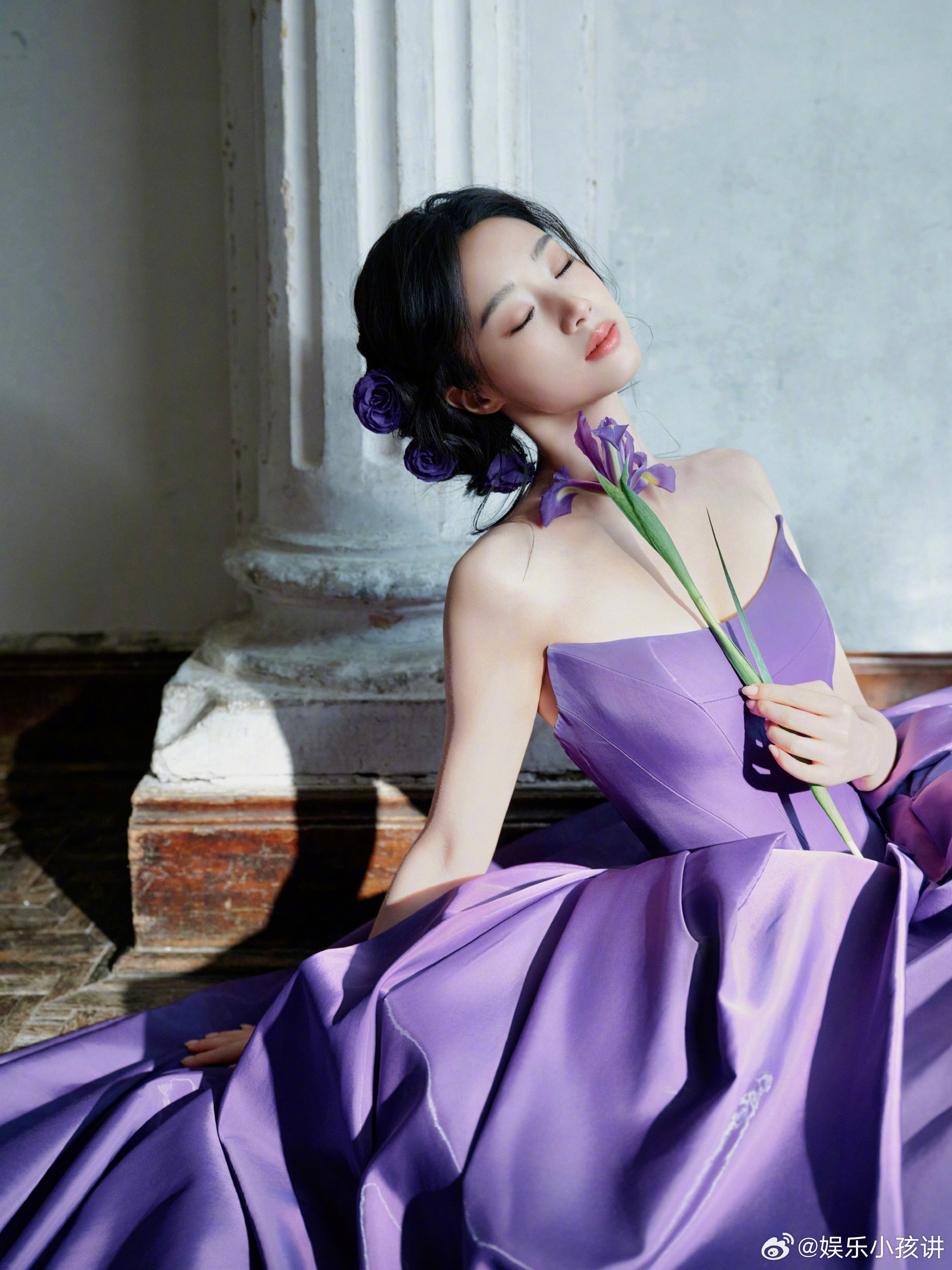 王小亿出痧了 别人红毯拼造型，王小亿拼养生，带着刮痧痧印走红毯，既展现风情又兼顾