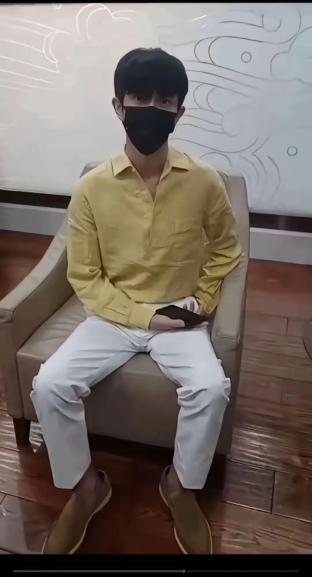 朱一龙大哥这身打扮，发生了什么？   近日，有网友拍到朱一龙大哥的身影。大哥这身