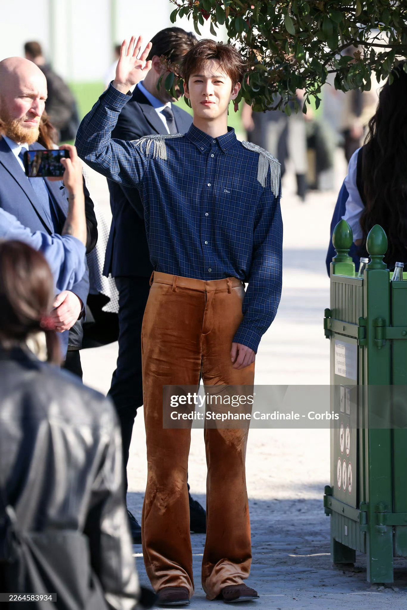 李昀锐户外强光下的G社生图 李昀锐巴黎时装周G社生图户外强光下的依旧超级能打状态