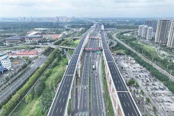 【日均可通行15万辆次！全国首个“6改12车道” 高速公路改扩建项目通车】据“中