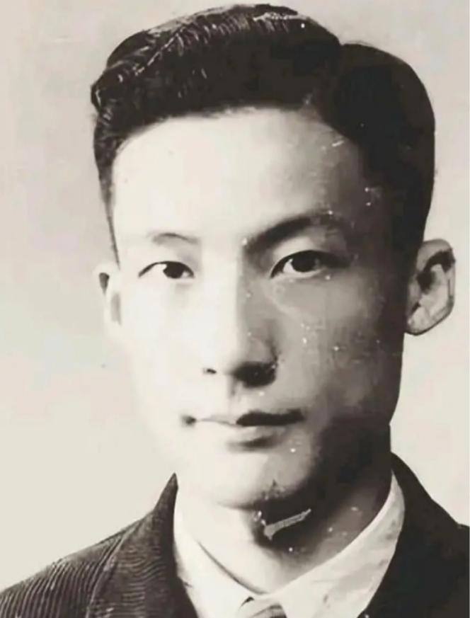 1949年，毛人凤下令处死朱君友。朱君友坦然赴死，却发现枪决他的2名特务，朝他频