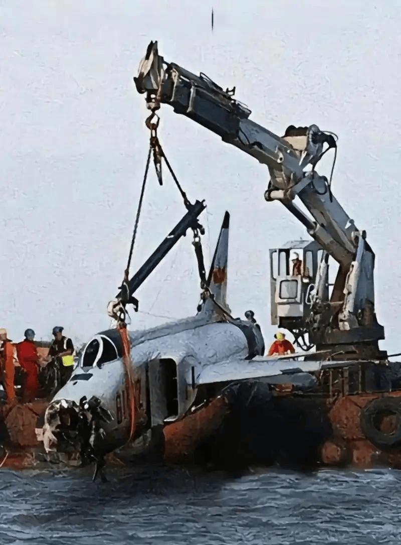 南海撞机王伟成功跳伞，咋10万人都找不到他？ 

王伟，浙江湖州人，1968年出
