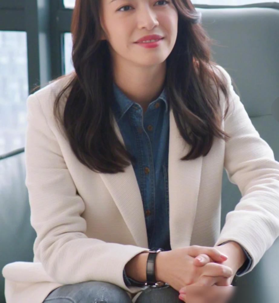 姚晨这盘棋下得真大，跟曹郁离婚多年，竟把所有人都蒙在鼓里。
 
想当年，她和凌潇