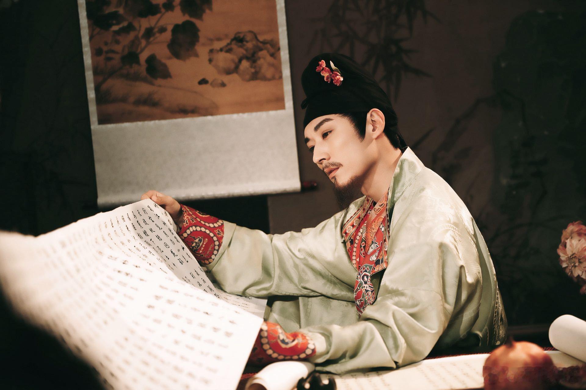 刘学义演的白居易 刘学义为白居易注入了新的生命与灵魂，使他不仅是一位历史人物，更