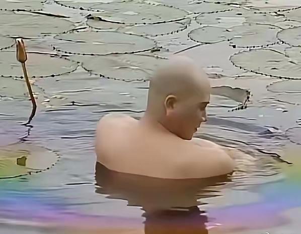 快要成佛的人，洗个澡也自带七彩霞光，这到底是怎么回事？

有没有人能从科学的角度