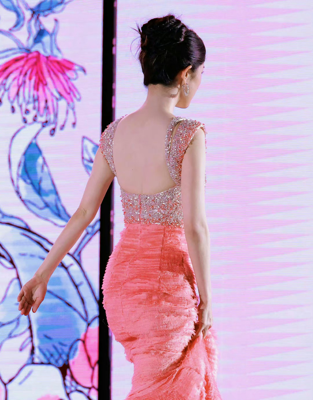 #杨幂离场背影#杨幂今天的造型真的是太美了。给人眼前一亮的感觉。背影也是非常迷人