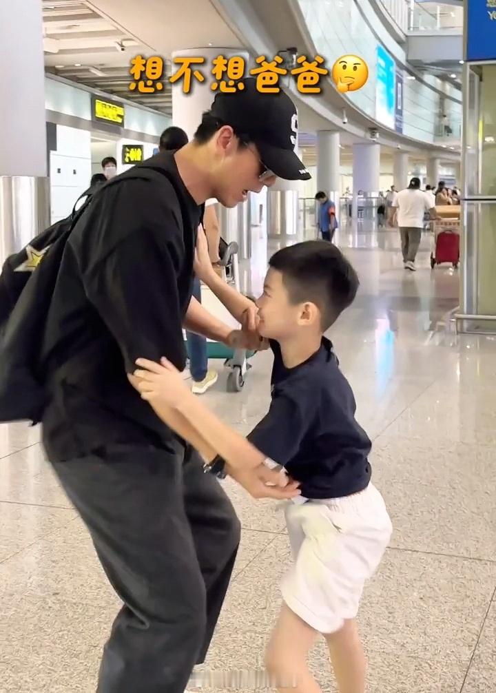 #秋瓷炫带儿子机场接于晓光##秋瓷炫带儿子接于晓光#啪嗒长大了也是个帅哥 ​​​