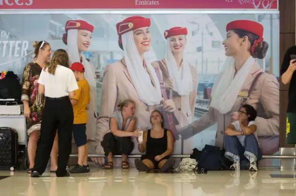 在美国和以色列袭击伊朗后，中东地区的航班被取消，许多旅客被困等待。

卡塔尔航空