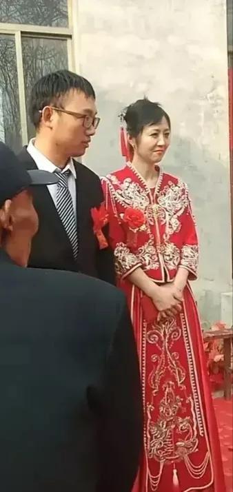 65年新娘嫁92年小伙，27岁的年龄差，看起来居然毫不违和！

这位新娘保养得不