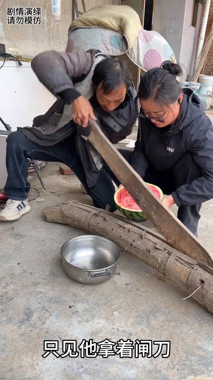 男子用闸刀切西瓜，这一幕真的太有才了。
男子切西瓜和别人不一样，只见他拿着闸刀，