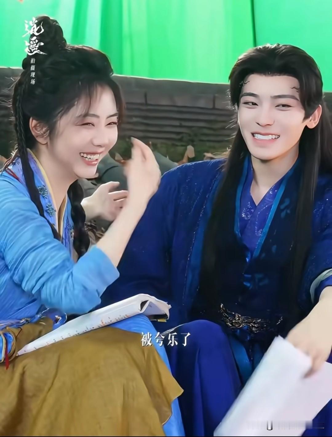 听侯明昊讲，他俩感情戏内外呼应，导演设计感强，但若真有好感顺其自然也挺好明星 侯