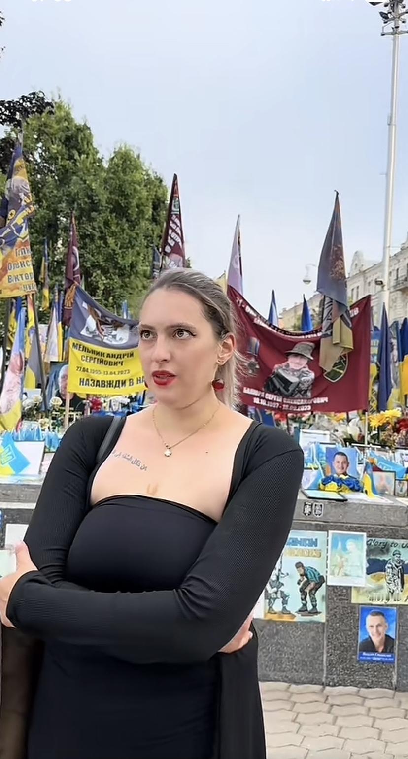 乌克兰女孩亲临基辅中央广场看望英雄们，摆设比之前更壮观了，应该有身份有条件的人才