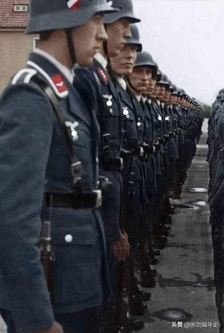 列队的德国空军士兵。1939年，柏林。

二战德军空军 德军军服照 德军军服照 