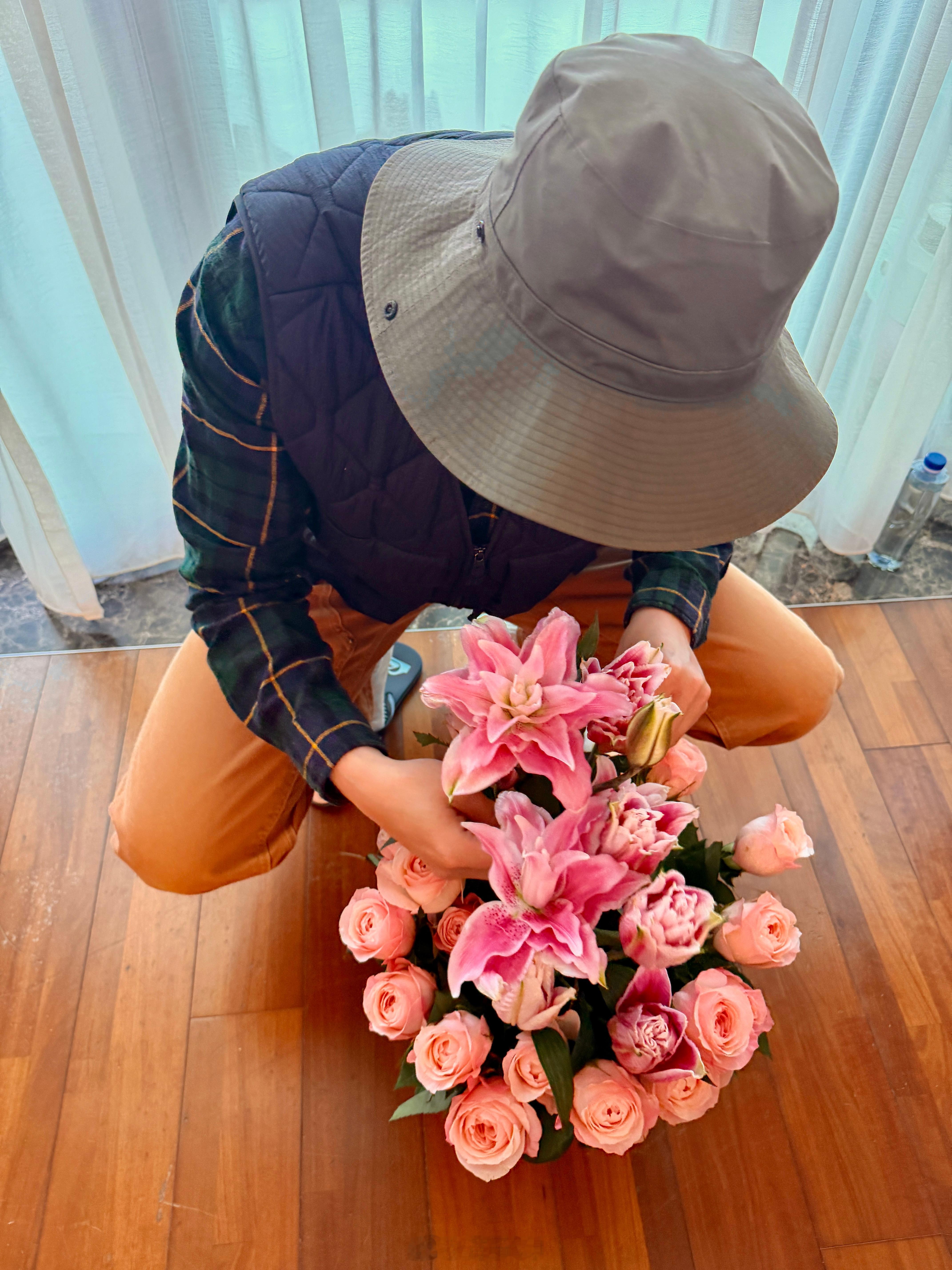 早上看到一个移动的盆栽，戒烟后他说花香好香，“盆栽”说好友约他去钓鱼，老登三件套